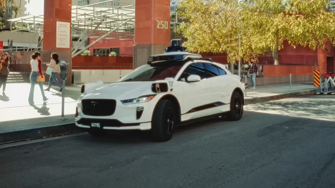 Nasz autopilot to kierowcy z Filipin, gdy pojawia się „nietypowa sytuacja” - przyznaje jedna z firm, źródło grafiki: YouTube: Waymo; 2024.