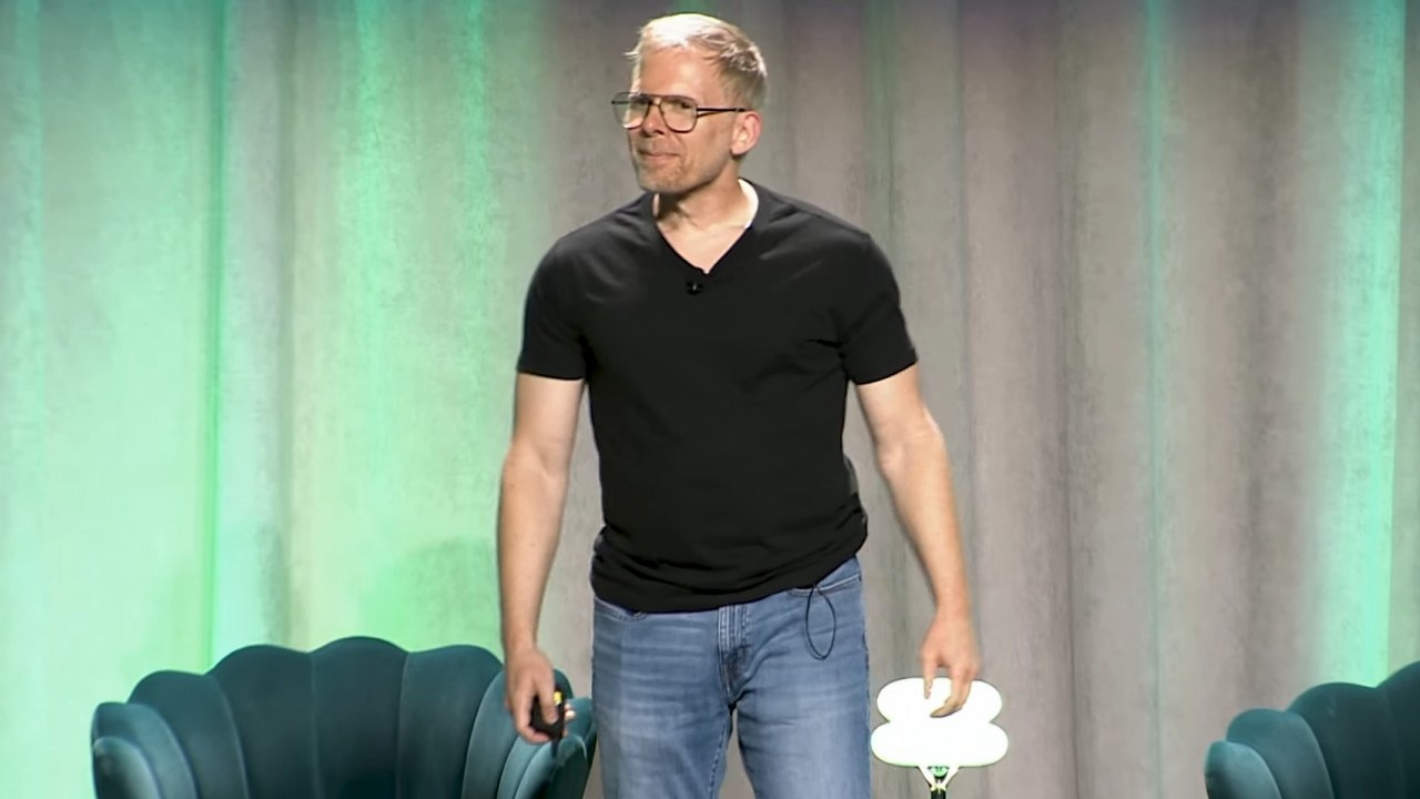 John Carmack wyobraża sobie światłowód jako alternatywę dla pamięci DRAM. To miałoby pomóc AI, źródło grafiki: YouTube: Amii; 2025.