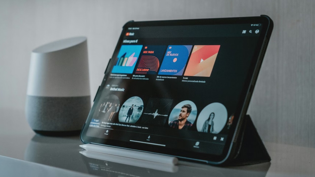 Google chowa teksty piosenki za paywallem na YouTube Music. Blokada jeszcze nie dotarła do Polski, źródło grafiki: Alvaro Reyes; Unsplash.com; 2020.