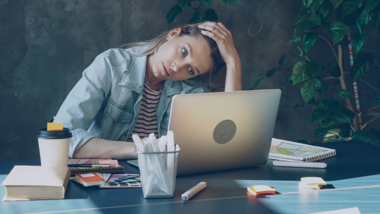 Fani AI wypalają się najszybciej; pracownicy biorą na siebie więcej obowiązków niż są w stanie udźwignąć, źródło grafiki: Vitaly Gariev; Unsplash.com; 2025.