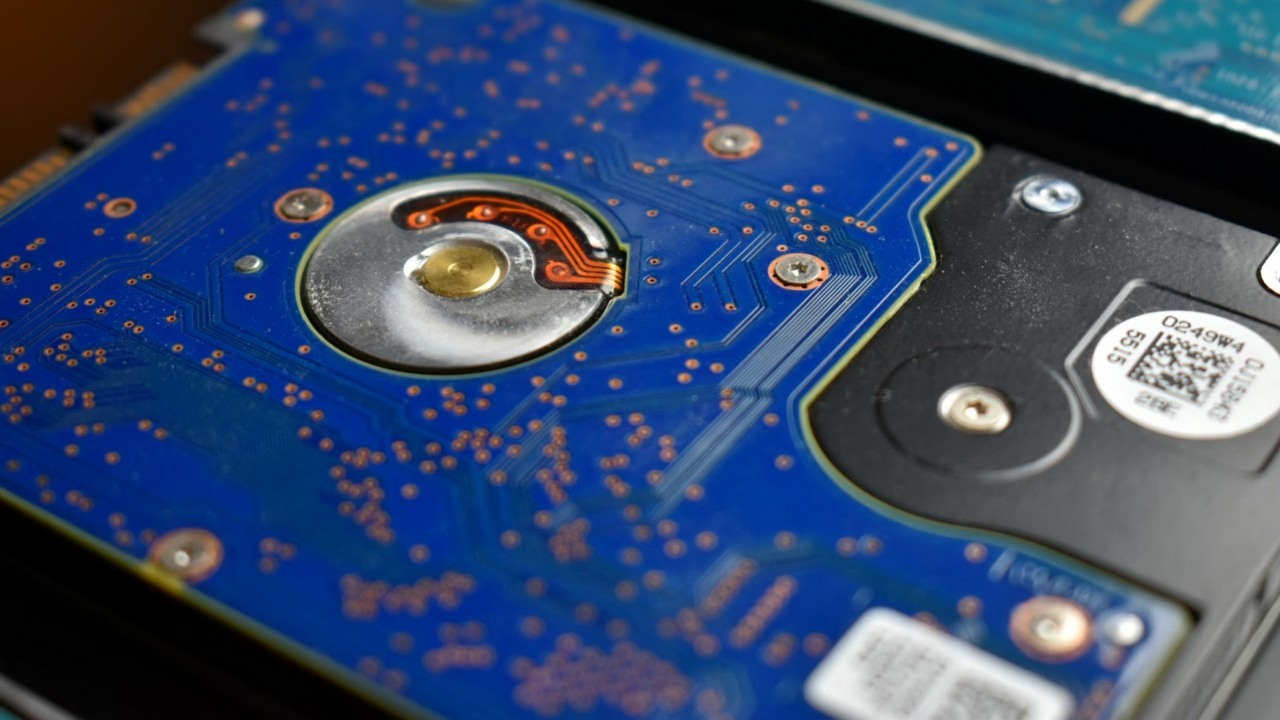 14 lat przepadło przez jeden kabel. Internauta stracił wszystkie swoje pliki przez chwilę nieuwagi, źródło grafiki: Gavin Phillips; Unsplash.com; 2022.