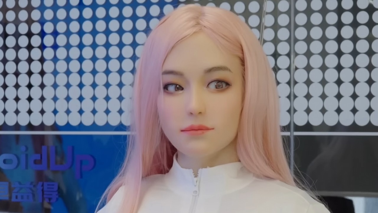 Chiński robot-towarzysz generuje ciepło i porusza się jak człowiek, ale jego cena sprawia, że to produkt dla bogatych, źródło grafiki: YouTube: ShanghaiEye; 2026.