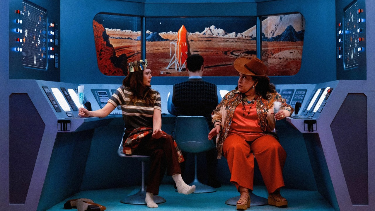 90% widzów na Rotten Tomatoes poleca ten pomysłowy hit fantasy. Od dziś obejrzycie go na Apple TV, źródło grafiki: Eternity, David Freyne, A24, 2025.