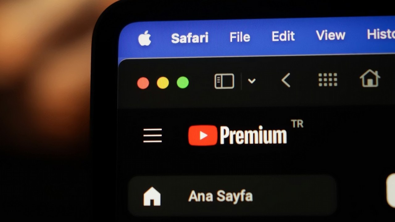 YouTube utrudnia życie użytkownikom adblocków; internauci doradzają, czego używać do ominięcia blokady, źródło grafiki: Berat Bozkurt; Unsplash.com; 2024.