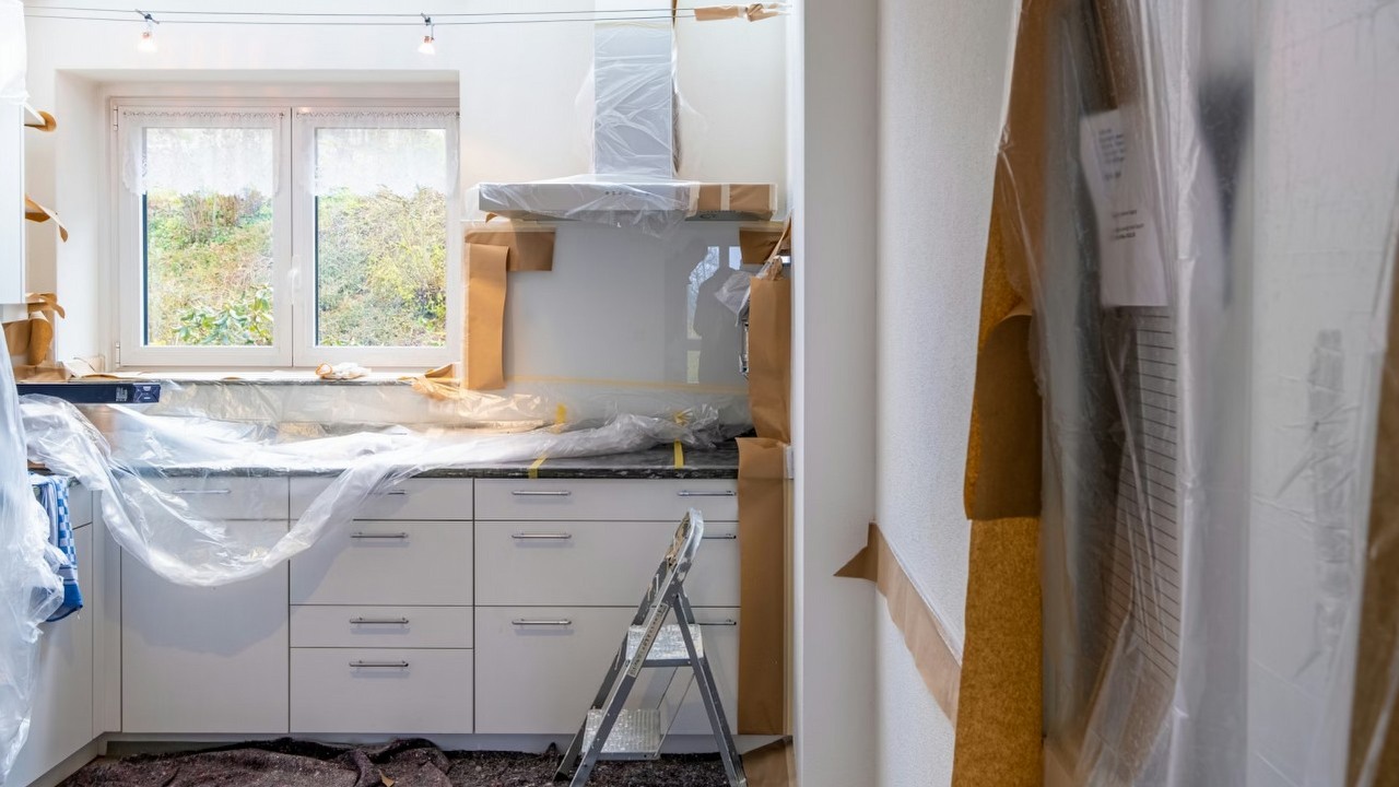 Zaradny ojciec przebudował kuchnię, tak jak zaprezentował mu ją ChatGPT. To teraz popularny trend, źródło grafiki: immo RENOVATION; Unsplash.com; 2021.