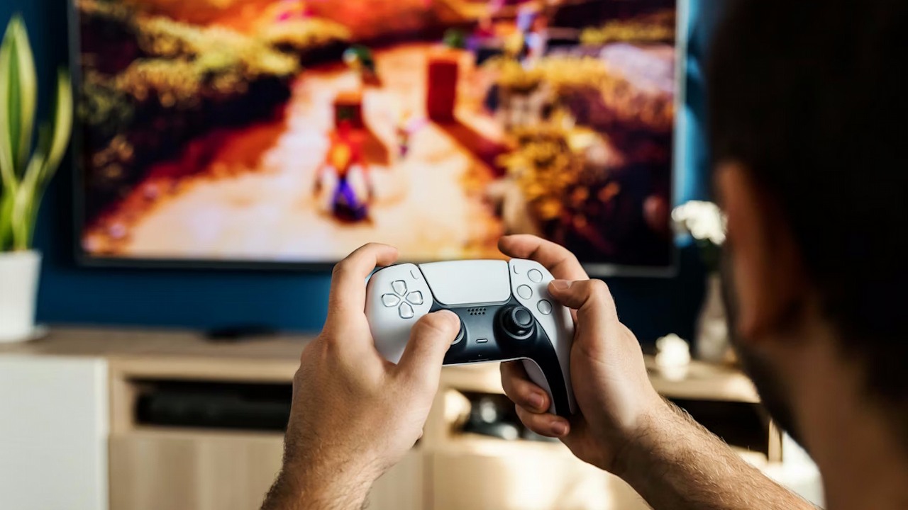 Branża gier bije rekordy, ale powód Cię nie ucieszy. Uznany analityk o drenowaniu kieszeni graczy w 2025 roku, źródło grafiki: JESHOOTS.COM / Unsplash.