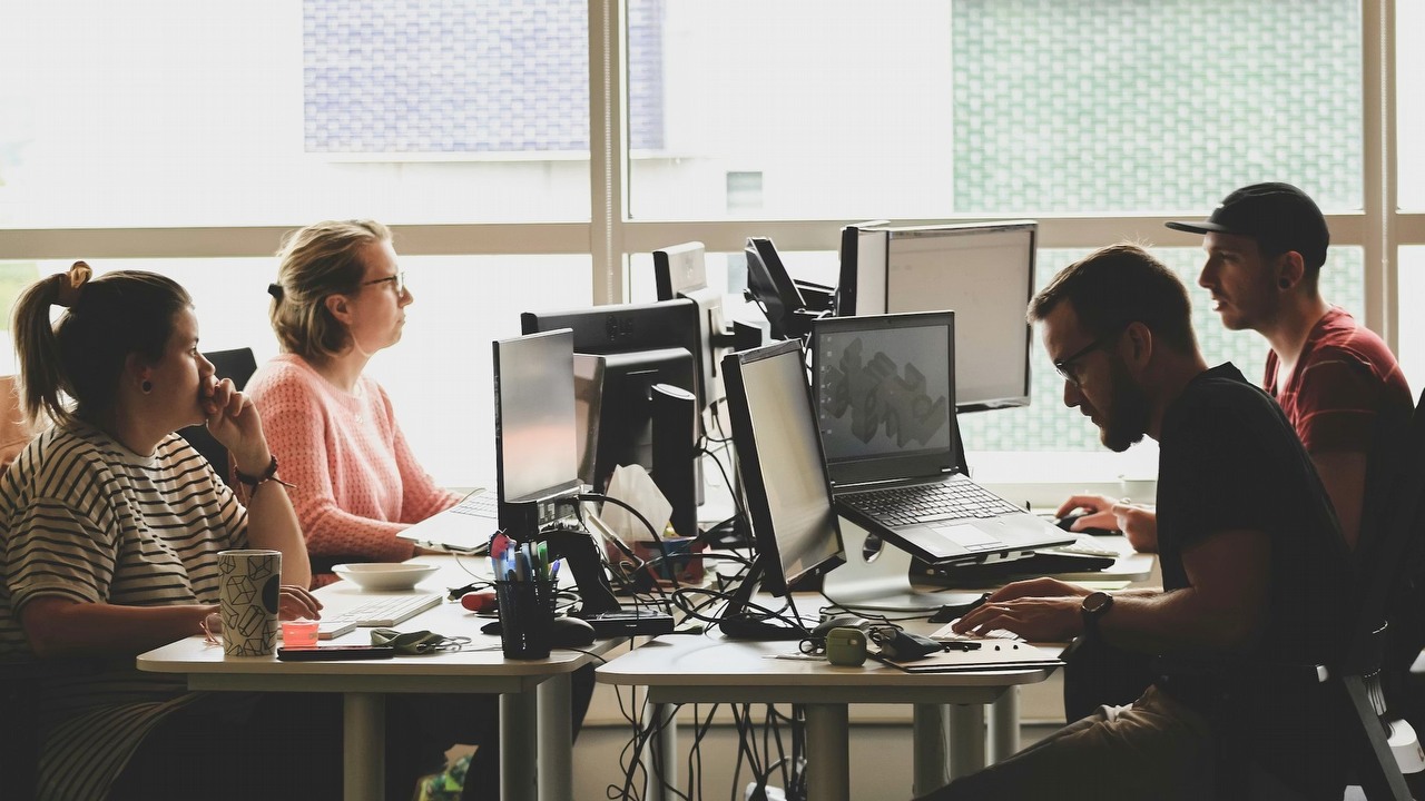 Twoi najlepsi ludzie nie są 10x szybsi, tylko 10x bardziej sfrustrowani. Prezes firmy AI powiedział niewygodną prawdę, źródło grafiki: Sigmund; Unsplash.com; 2021.