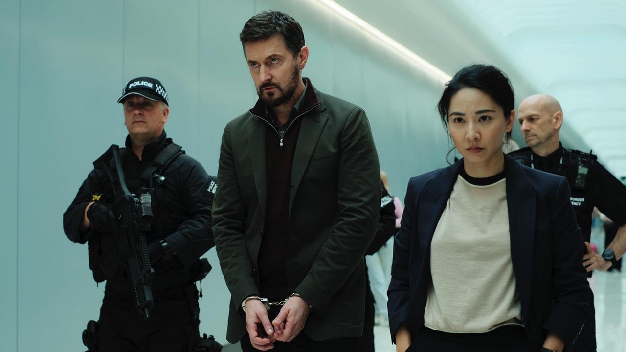 „Wciągający” thriller powrócił z 2. sezonem i jest już w top 10. Na HBO Max znajdziesz 12 odcinków na serialowy maraton, źródło grafiki: Nocny lot, Peter A. Dowling, Hulu, 2024.