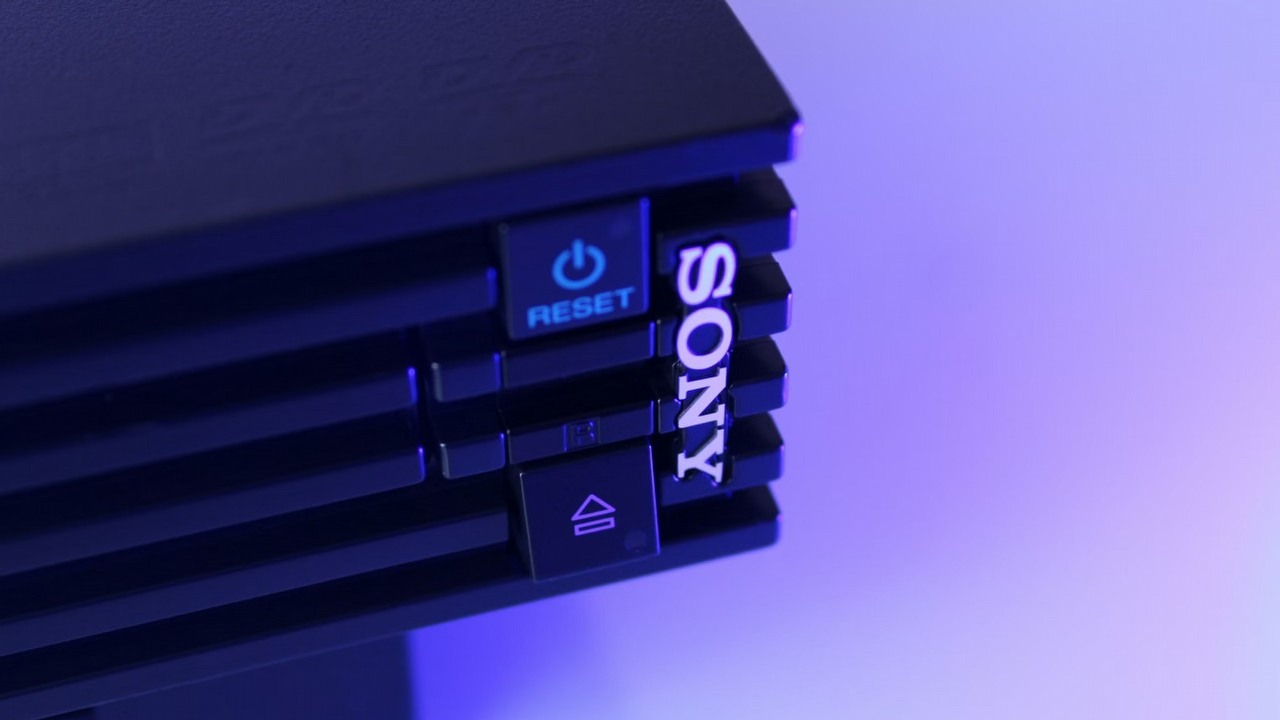 „Zastanawiam się, ile to jest warte” - gracz od 25 lat trzyma specjalną konsolę PS2 w oryginalnym opakowaniu jako dekorację, źródło grafiki: Nikita Kostrykin; Unsplash.com; 2018.