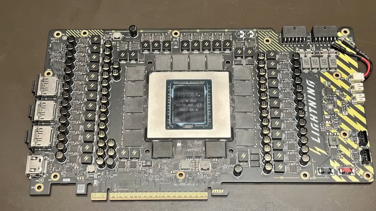 RTX 5090 dosłownie pękł, gdy użyto BIOS-u do „ekstremalnego overclockingu”, którego instalacja pozbawia gwarancji, źródło grafiki: YouTube: Alva Jonathan; 2026.