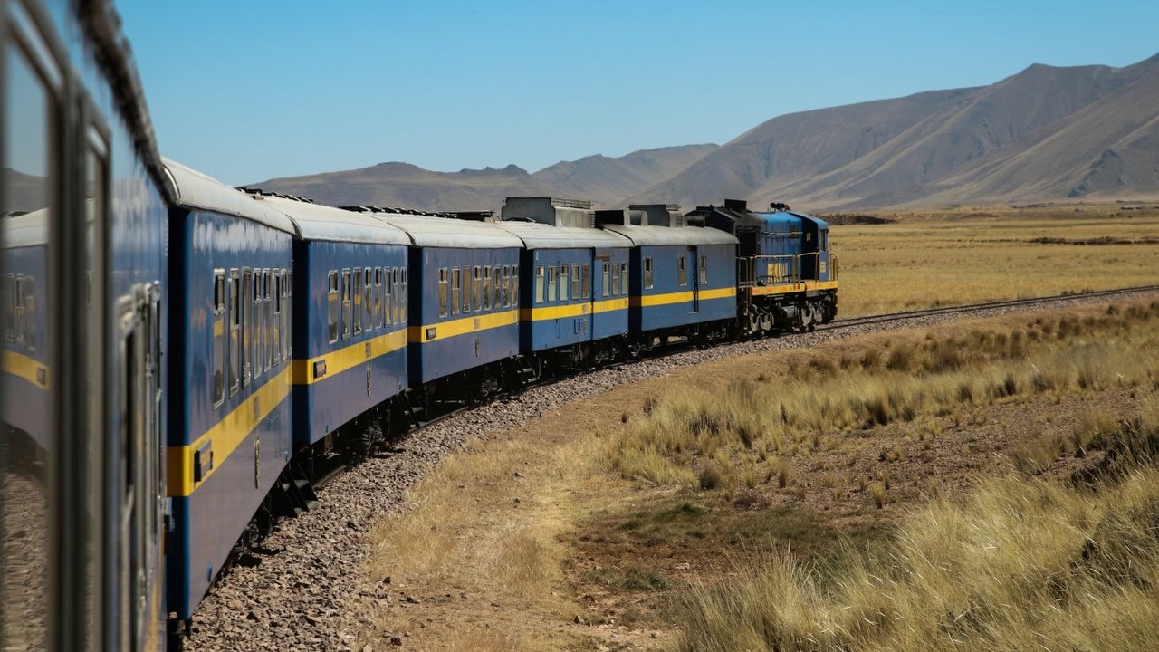 40 minut zamiast 2 godzin w korkach. Ta kolej pokonała samochody przewożąc 80 000 osób dziennie, źródło grafiki: Paul; Unsplash.com; 2019.