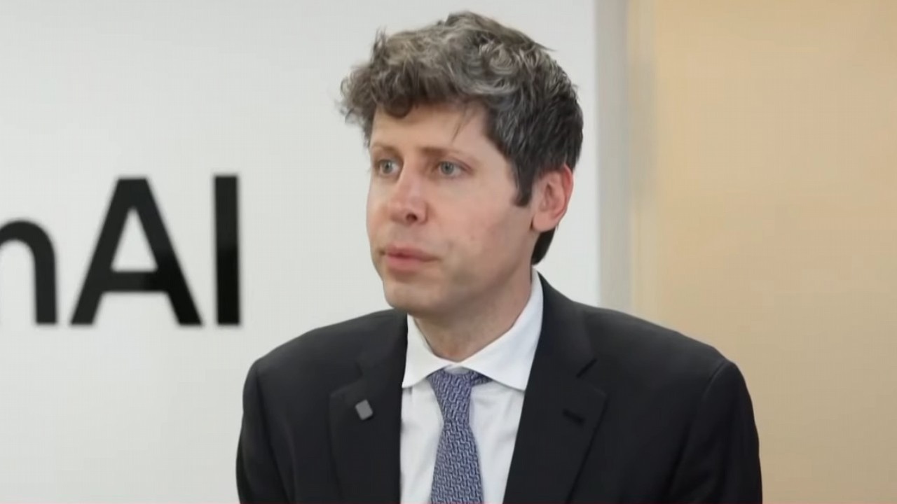 Sztuczna inteligencja jest wygodną wymówką dla zwolnień. Sam Altman przyznaje, że część firm uprawia „AI washing”, źródło grafiki: YouTube: CNBC International Live; 2026.