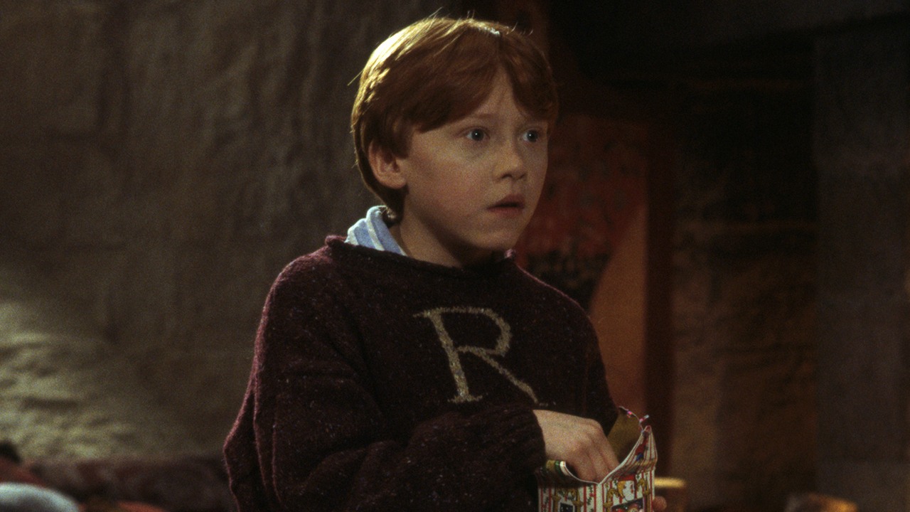 Tak wygląda starszy Ron Weasley w serialu Harry Potter. Nowi członkowie obsady zdradzają, że zobaczymy sceny pominięte w filmach, źródło grafiki: Harry Potter i Kamień filozoficzny, Chris Columbus, Warner Bros. Pictures, 2001.