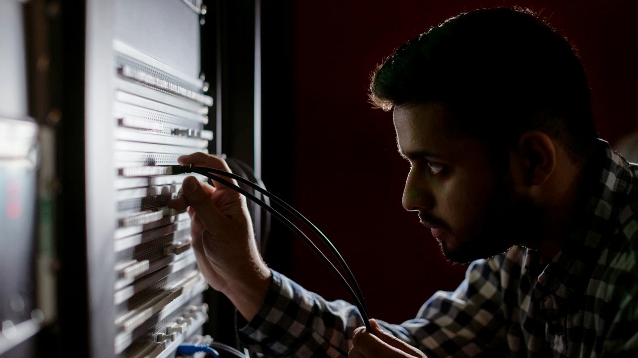 Amazon uważa, że za błąd AI odpowiada człowiek; pracownicy wskazują, że to nie był pierwszy przypadek, źródło grafiki: ThisisEngineering; Unsplash.com; 2020.