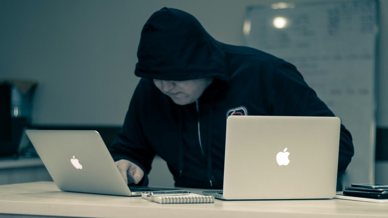 Anthropic oskarża chińskie firmy o kradzież AI. Internauci odpowiadają: „Sami kradliście”, źródło grafiki: Azamat E; Unsplash.com; 2020.