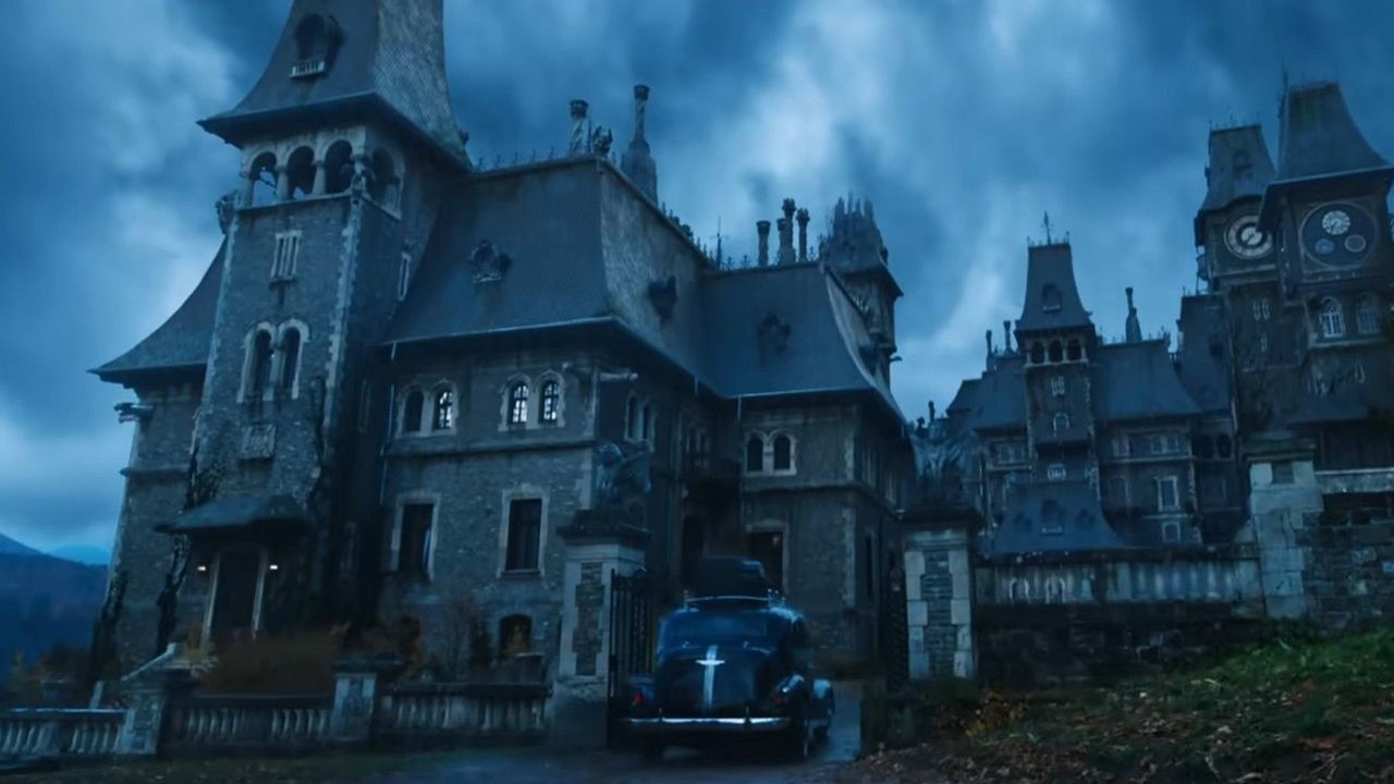 Zdjęcia do 3. sezonu Wednesday rozpoczęte. Winona Ryder dołączyła do znakomitej obsady kontynuacji największego hitu w historii Netflixa, źródło grafiki: Wednesday, Tim Burton, Netflix, 2022.