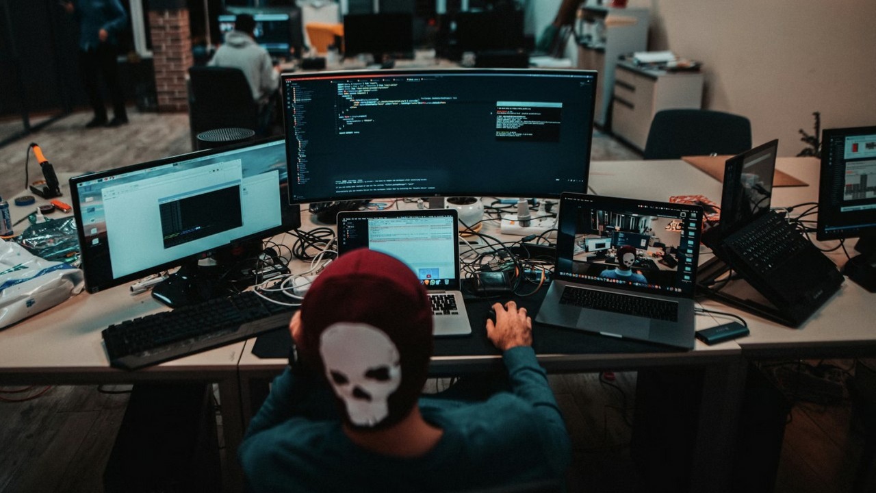 Haker zmanipulował AI do ataku na państwowe serwery. Claude i ChatGPT wspomogły oszusta, który ukradł 150 GB danych, źródło grafiki: Arian Darvishi; Unsplash.com; 2018.