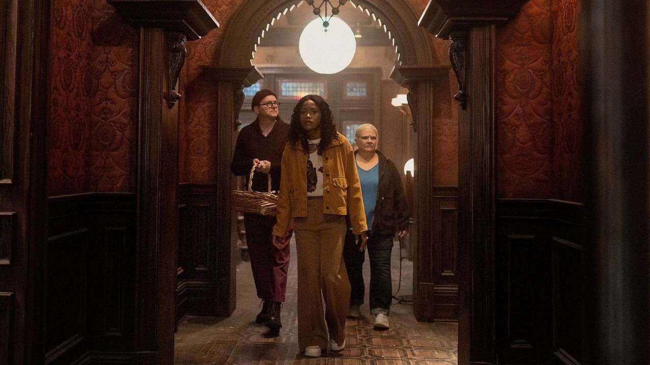 Ma tylko 8 odcinków i 82% na Rotten Tomatoes. Wciągający serial „idealnie łączący humor i tajemnicę” od dziś obejrzysz na SkyShowtime, źródło grafiki: The Burbs,  Celeste Hughey, Peacock, 2026.