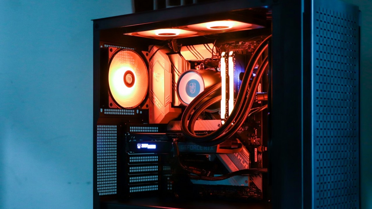 Gracz kupuje płytę główną za 180 zł, a dostaje sprzęt wart około 8 500 zł za darmo, źródło grafiki: Abdullah Abid; Unsplash.com; 2022.