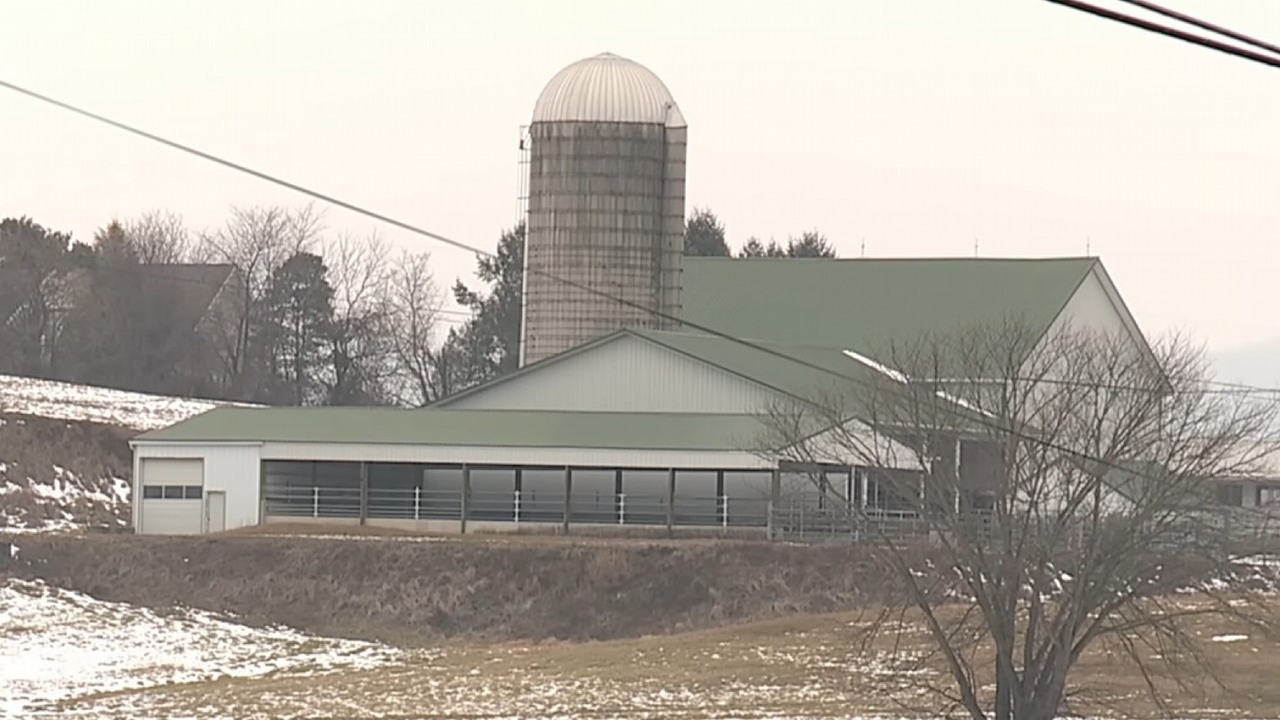 86-letni rolnik odrzucił ponad 15 milionów dolarów za pola pod centrum danych, ale zyskał prawie 2 miliony za ocalenie farmy, źródło grafiki: YouTube: FOX43 News; 2026.