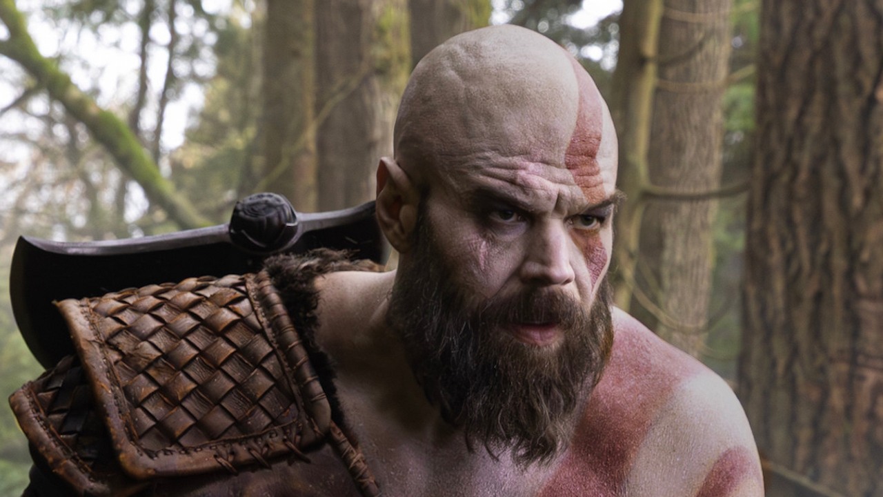 Kratos i Atreus z serialu God of War od Amazona na pierwszym zdjęciu. Internet nie ma litości: pojawiają się opinie, że to tani cosplay lub obraz AI, źródło grafiki: Amazon Studios.