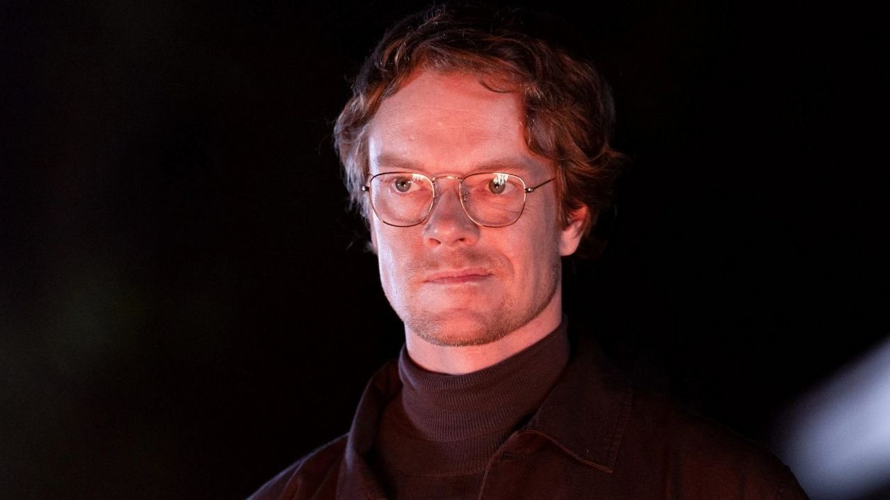 Ma 6 odcinków i jest hitem SkyShowtime w Polsce. Nowy thriller z gwiazdorem Gry o tron podbija platformę i dzieli widzów, źródło grafiki: Laleczka, Nessah Muthy, Paramount, 2026.