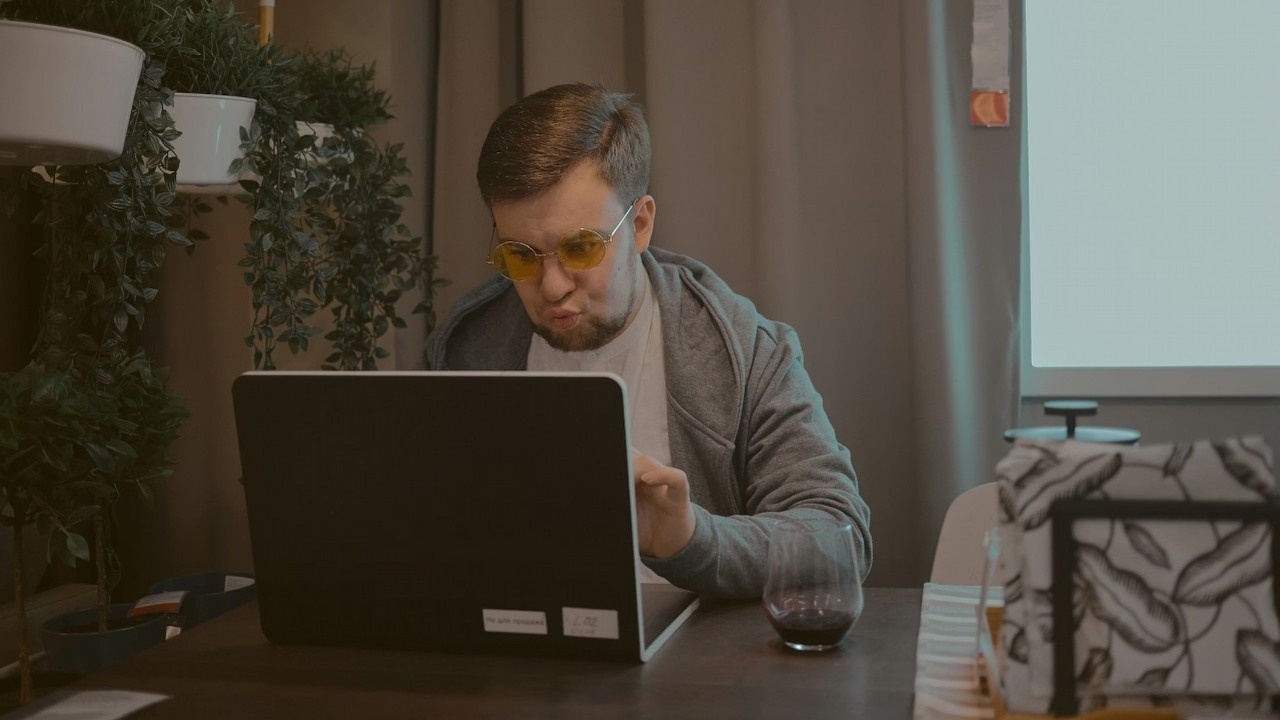 82 tysiące dolarów w 48 godzin; błąd Google może zrujnować deweloperów, gdy ich budżet został przekroczony 455-krotnie, źródło grafiki: Max Titov; Unsplash.com; 2019.