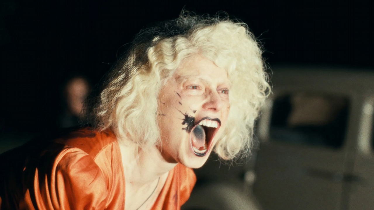 To może być pierwsza gigantyczna kinowa klapa 2026 roku. Ludzie wychodzą z kin w trakcie seansów, źródło grafiki: Panna młoda!, Maggie Gyllenhaal, Warner Bros. Pictures, 2026.