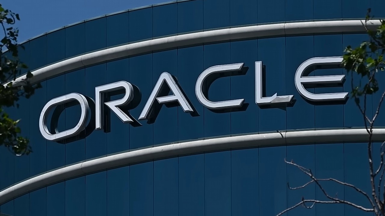 Oracle poświęca prawie 30 000 etatów, by zainwestować 10 miliardów dolarów w rozwój AI według doniesień, źródło grafiki: YouTube: Bloomberg Originals; 2025.