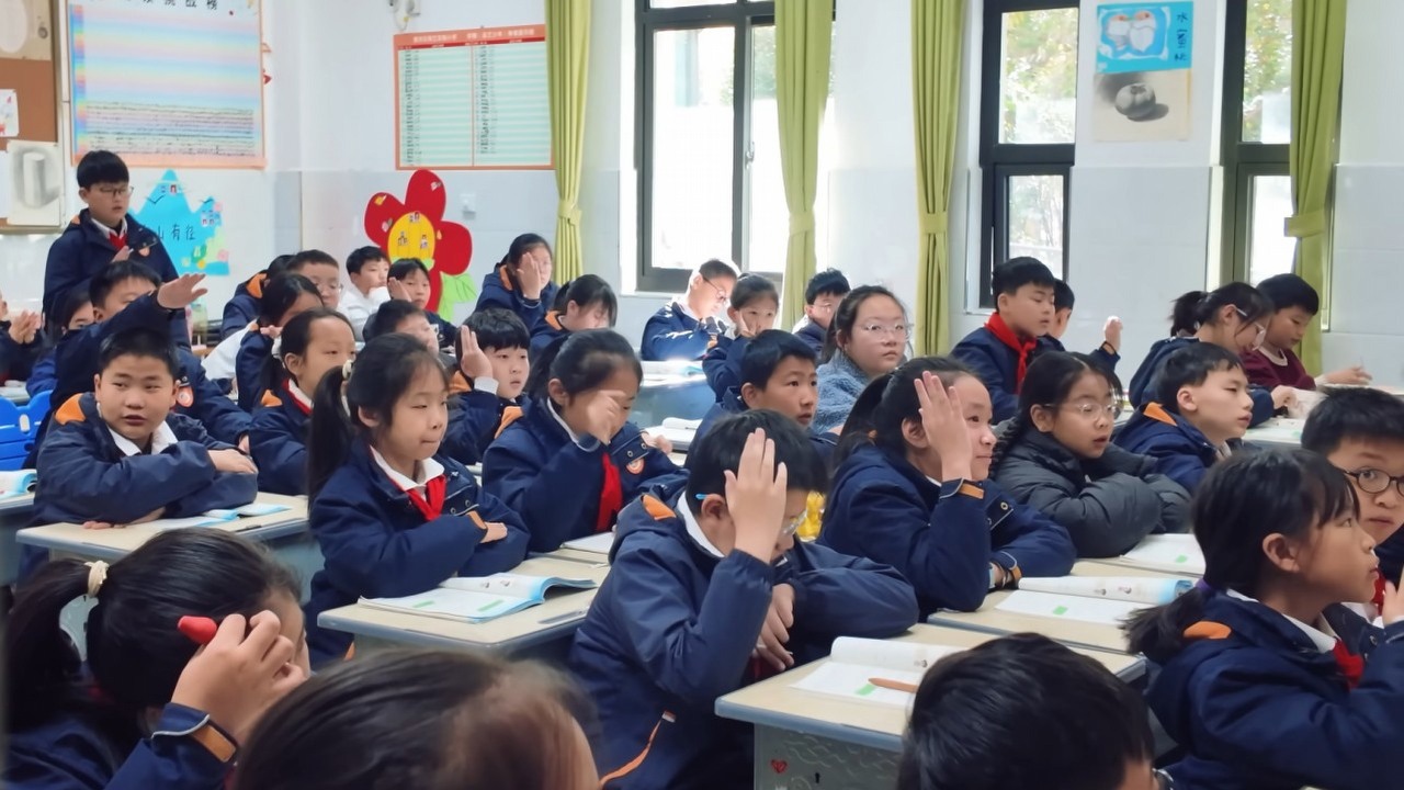 Podczas gdy Zachód debatuje nad tym, co zrobić z AI w szkołach, w Chinach są już placówki, które wykorzystują ją jako nauczyciela dla dzieci, źródło grafiki: YouTube: Inside China Lives; 2025.