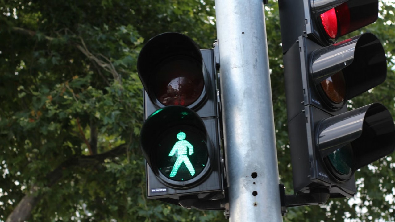 Miał dość korków, więc poprosił AI o pomoc i odniósł sukces w starciu z urzędnikami, źródło grafiki: Georgi Zvezdov; Unsplash.com; 2021.