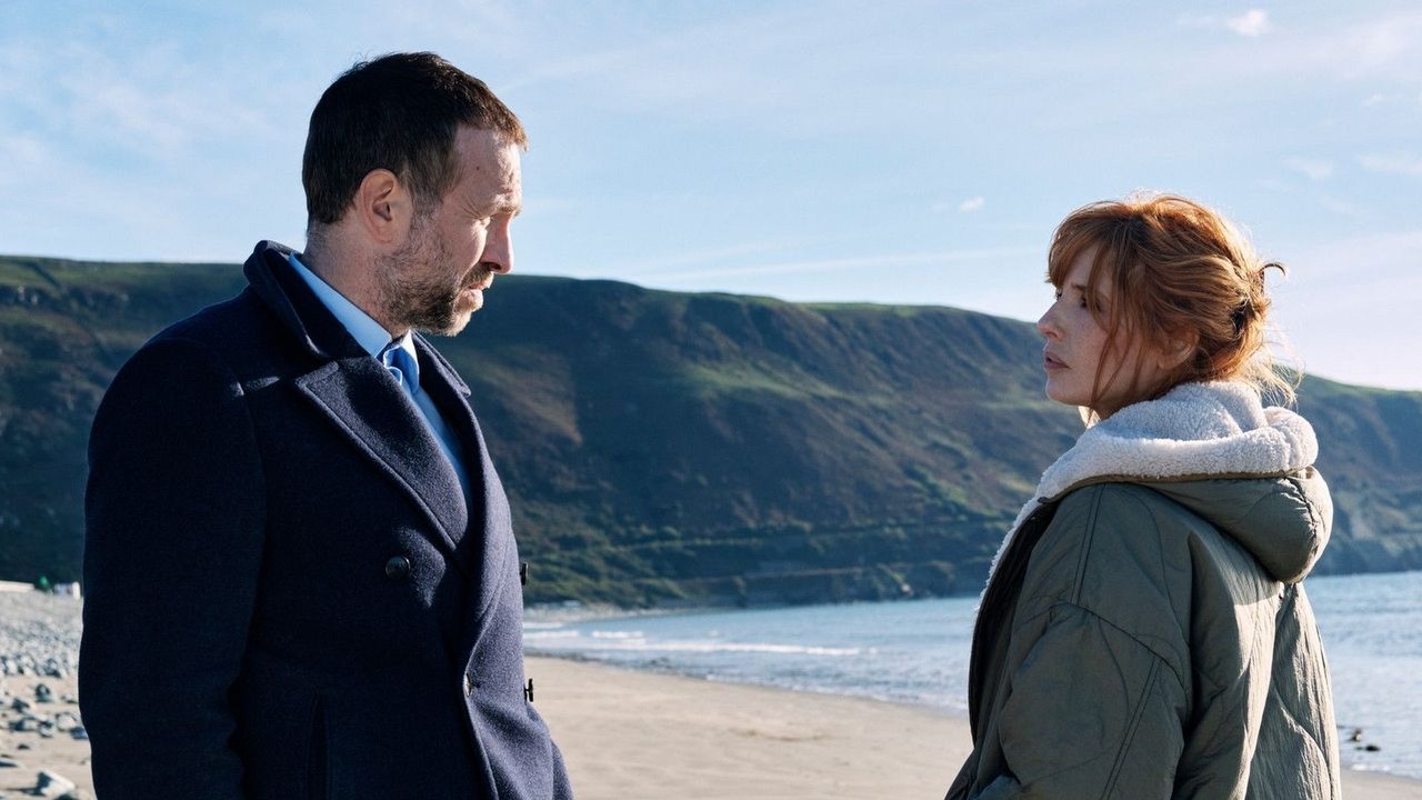 Za 3 tygodnie na SkyShowtime zadebiutuje nowy, „wciągający” serial kryminalny. Under Salt Marsh z Kelly Reilly ma już zwiastun, źródło grafiki: Under Salt Marsh, Claire Oakley, SkyShowtime, 2026.