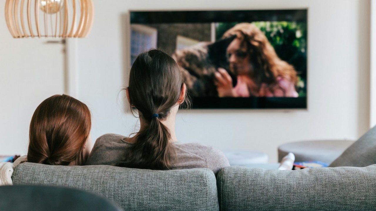 YouTube zaserwuje nam jeszcze dłuższe przerwy reklamowe dzięki AI, źródło grafiki: Kevin Woblick; Unsplash.com; 2023.