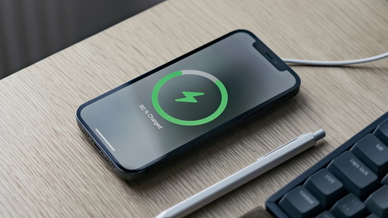 Przyszłość bez kabli? Pokazano bezportowy smartfon o grubości 4,9 mm z doczepianym powerbankiem, jednak najwięksi rynkowi gracze ignorują tę ścieżkę rozwoju, źródło grafiki: Lasse Jensen; Unsplash.com; 2021.