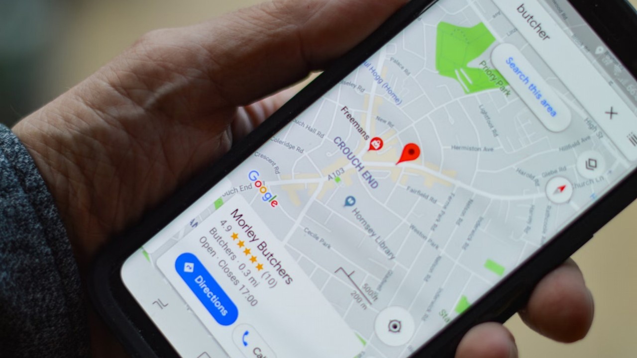 Bateria w smartfonie pada? Teraz Google Maps ma pomagać w takich sytuacjach. Polacy muszą jednak uzbroić się w cierpliwość, źródło grafiki: Henry perks; Unsplash.com; 2019.