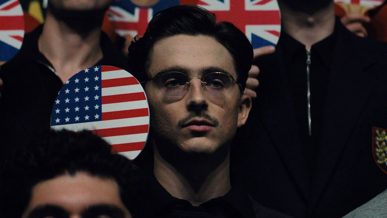 Jest największy przegrany Oscarów 2026. Faworyt z Timothee Chalametem nie dostał ani jednej statuetki, źródło grafiki: Wielki Marty, Josh Safdie, A24, 2025.