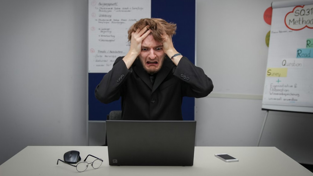 20 000 razy wolniejszy kod i halucynacje. AI w firmach nie działa tak dobrze, jak się wydaje i wiele z nich tylko udaje, że wie, co robi, źródło grafiki: Sebastian Herrmann; Unsplash.com; 2024.