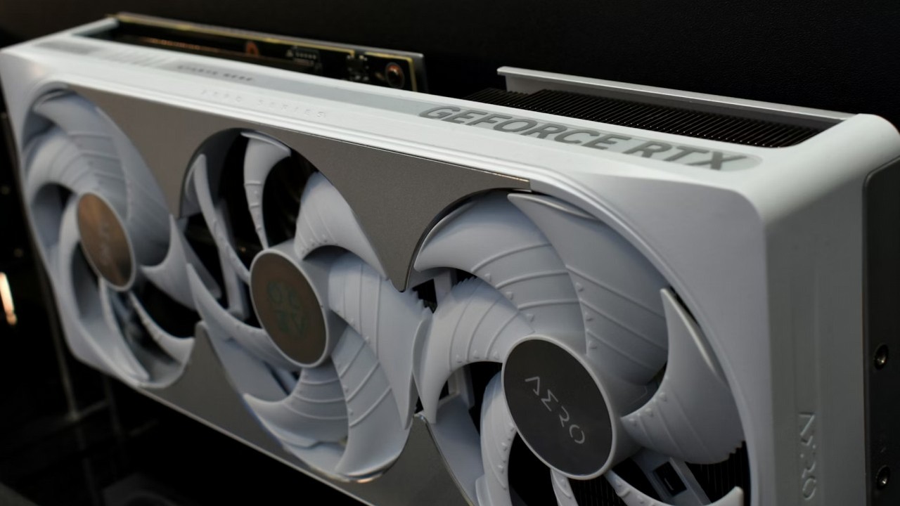 Ten RTX 5090 za 4 000 dolarów z zewnątrz wyglądał nienagannie: pod radiatorem kryła się zuchwała kradzież, po której handlarzowi został tylko przycisk do papieru, źródło grafiki: Gavin Phillips; Unsplash.com; 2025.