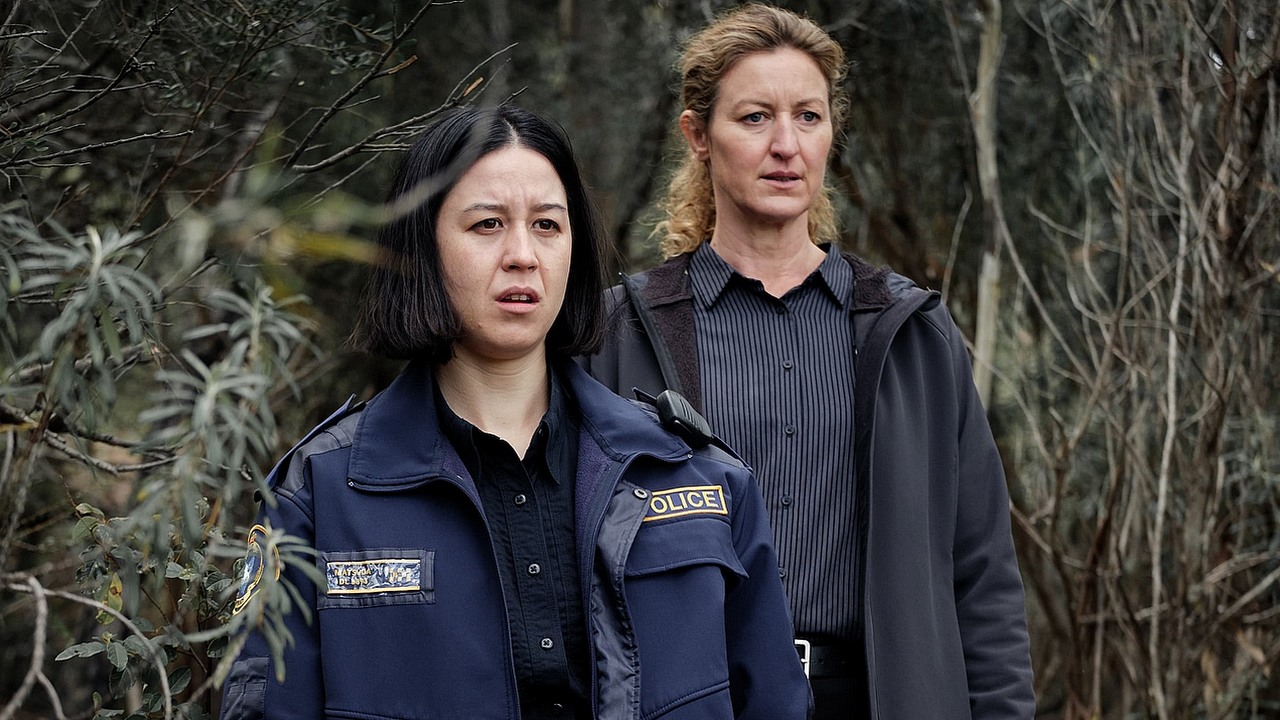 Jutro na Prime Video z 2. sezonem powraca znakomity serial kryminalny. Pierwszą odsłonę Deadloch poleca aż 100% krytyków, źródło grafiki: Deadloch, Kate McCartney, OK Great Productions, 2023.