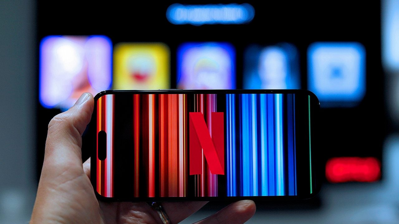 Netflix zaprzecza, jakoby kazał filmowcom streszczać fabułę w dialogach. „Hejterzy zawsze będą hejtować”, źródło grafiki: Unsplash.com / Mathieu Improvisato / 2023.