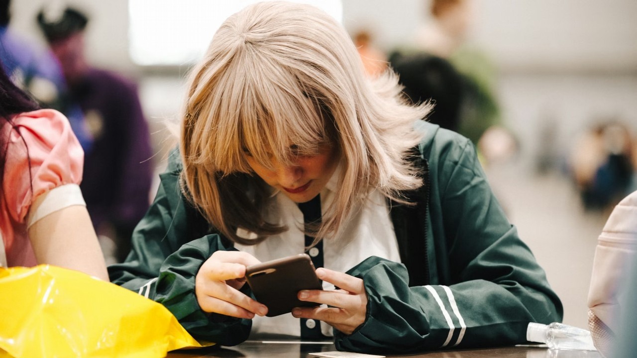 Uczniowie podstawówek całkowicie stracą dostęp do smartfonów, nawet na przerwach, jednak w szkołach średnich mogą odetchnąć z ulgą, źródło grafiki: Caroline Attwood; Unsplash.com; 2022.