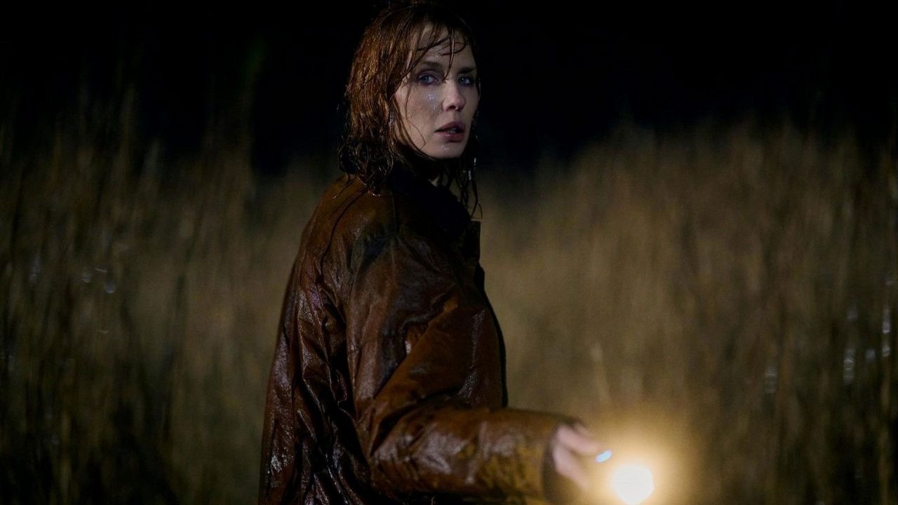 W tym tygodniu obejrzysz 2 obiecujące thrillery: lubiana seria z Jonem Hammem powraca z 2. sezonem, polecana przez 100% krytyków nowość będzie hitem SkyShowtime, źródło grafiki: Under Salt Marsh, Claire Oakley, SkyShowtime, 2026.