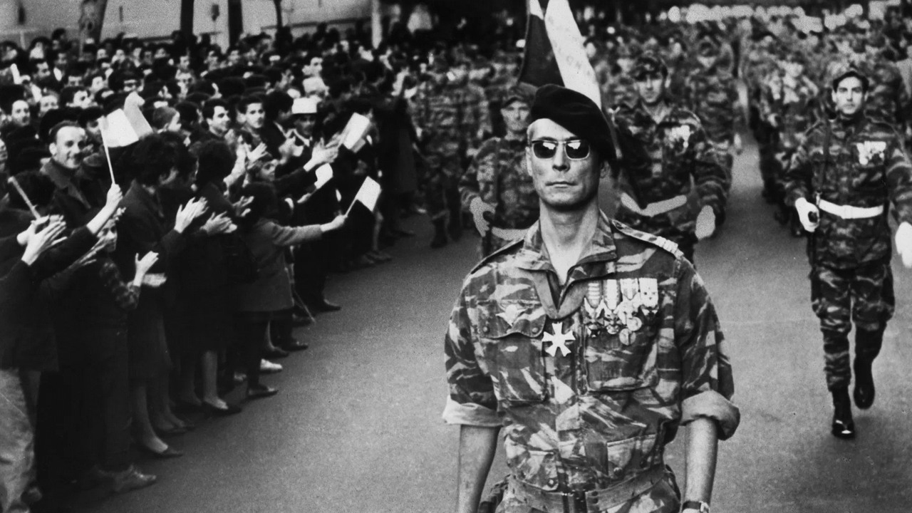 „Mówił o tym z wielkim entuzjazmem tuż przed śmiercią”. Mistrz reżyserii Stanley Kubrick był prawdziwie zafascynowany tym arcydziełem kina wojennego, źródło grafiki: Bitwa o Algier, Gillo Pontecorvo, Igor Film i Casbah Films, 1966.