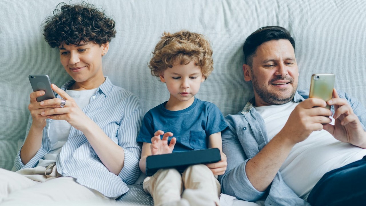 „Celem nie jest oglądalność, tylko uzależnienie widza”: wyciekły maile pracowników YouTube'a, ale Google zaprzecza, że mechanizm miał dotyczyć widzów, źródło grafiki: Vitaly Gariev; Unsplash.com; 2024.