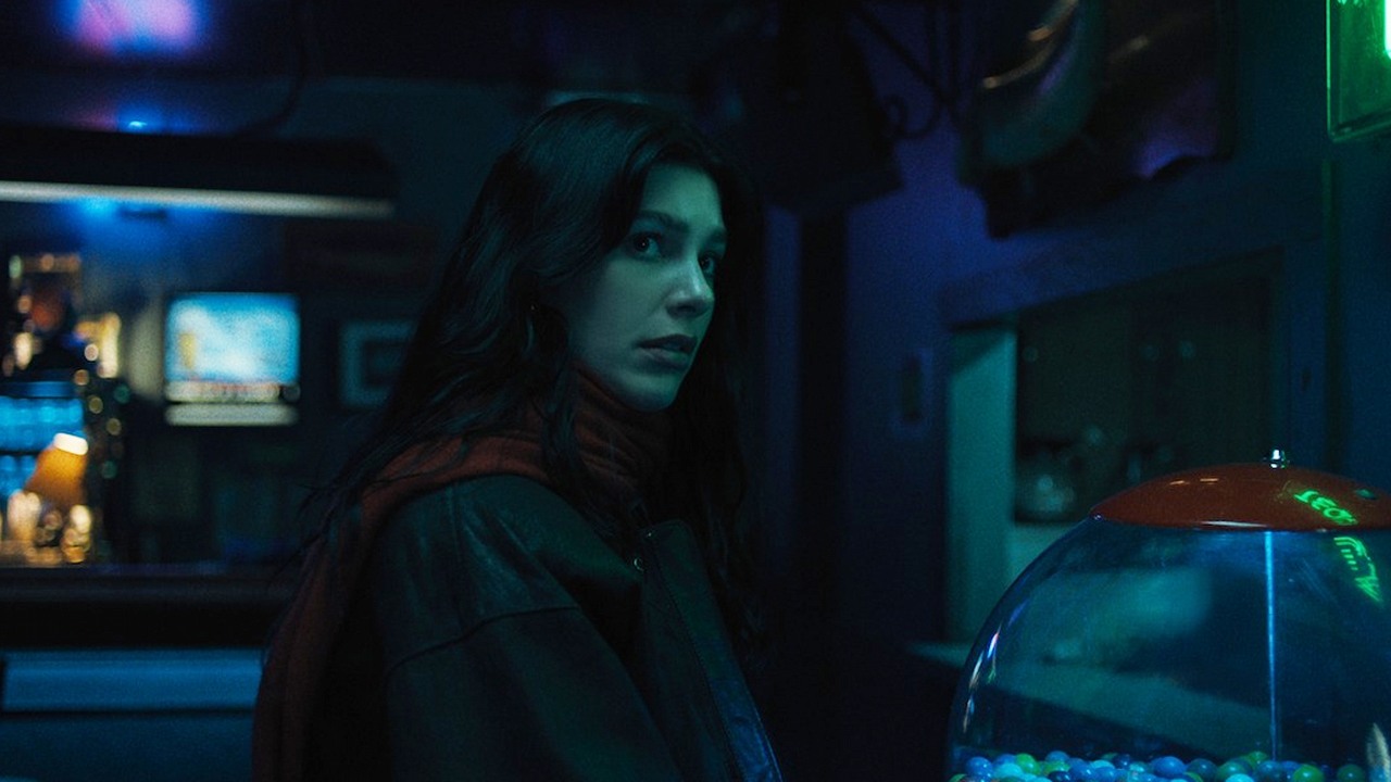 4,5 mln wyświetleń w 4 dni. Netflixa podbija nowy horror psychologiczny, na który trzeba poświęcić 6 i pół godziny, źródło grafiki: Tu zdarzy się coś strasznego, Haley Z. Boston, Netflix, 2026.