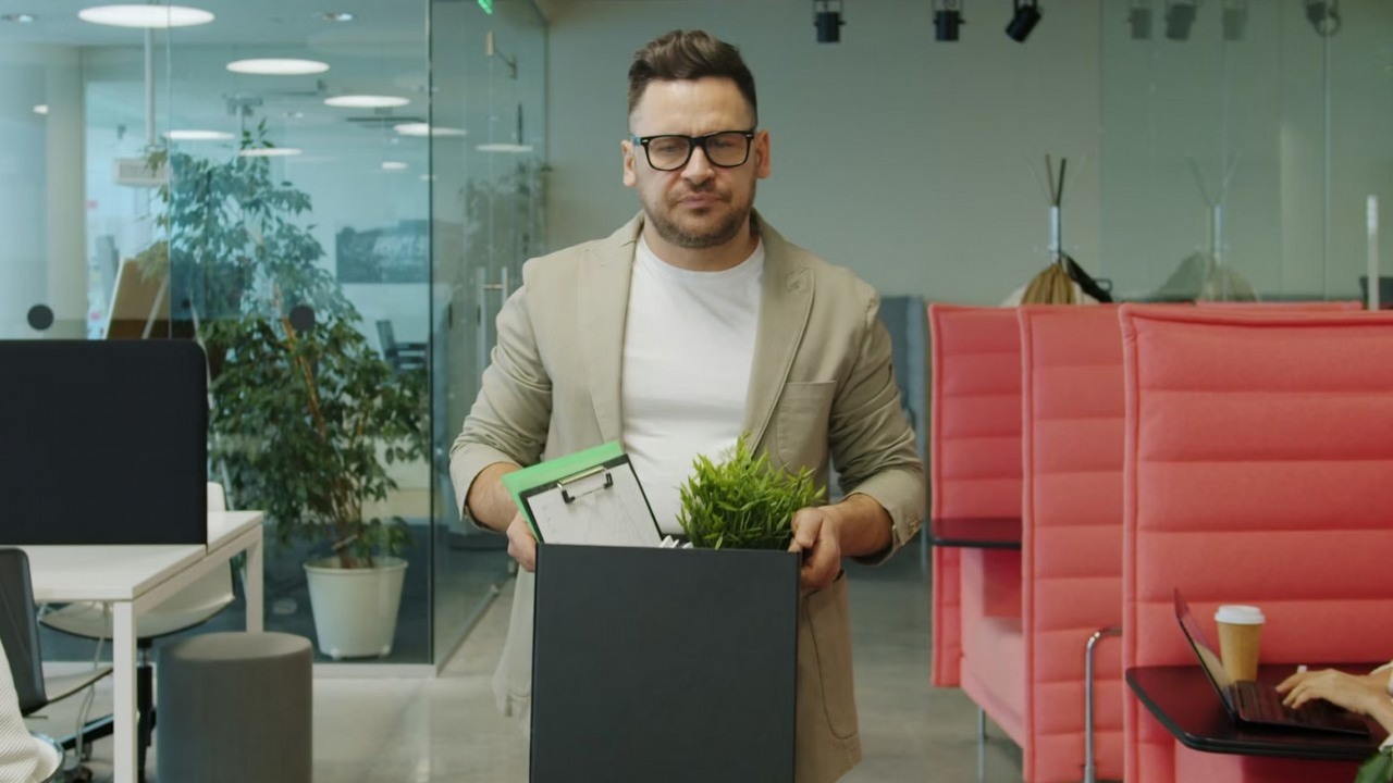 Jeden mail o 6 rano i prawie 30 tys. pracowników zwolnionych. Gigant technologiczny pozbywa się ludzi bez wcześniejszego ostrzeżenia, źródło grafiki: Vitaly Gariev; Unsplash.com; 2025.