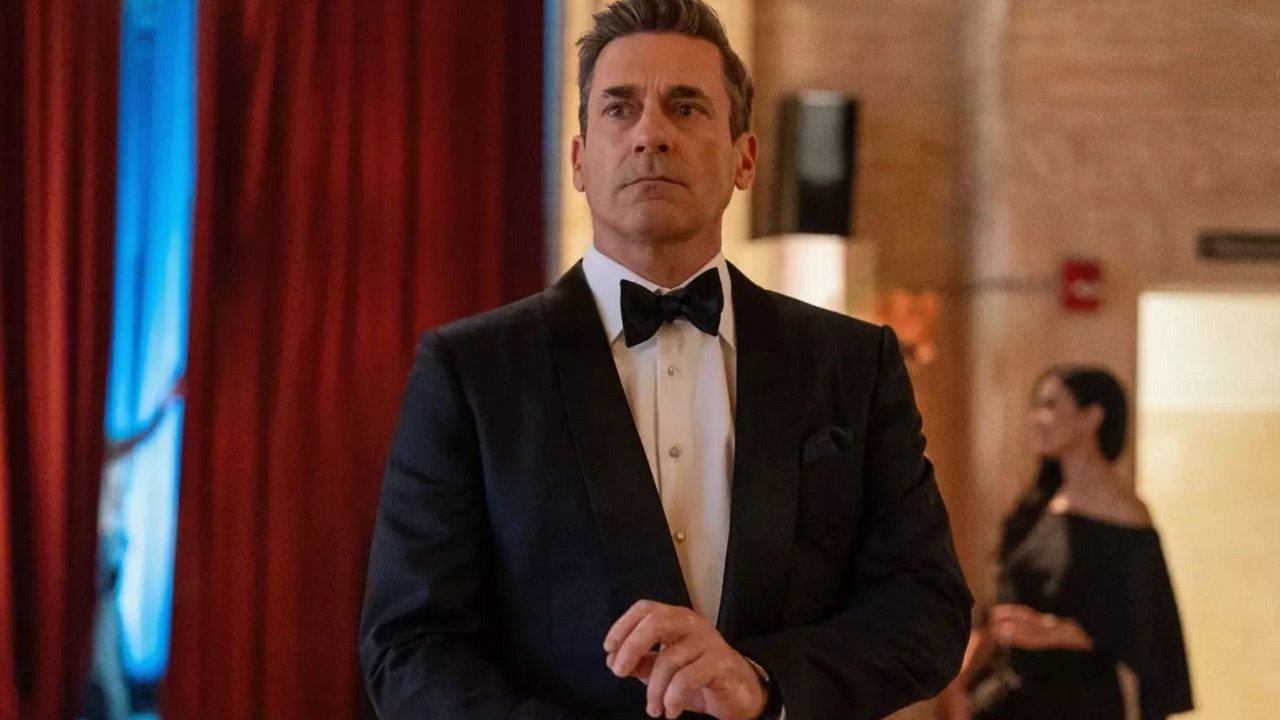 Dziś na Apple TV wraca lubiany serial kryminalny z Jonem Hammem. Pierwszą 9-odcinkową serię poleca aż 82% widzów, źródło grafiki: Znajomi i sąsiedzi, Jonathan Tropper, Apple, 2026.