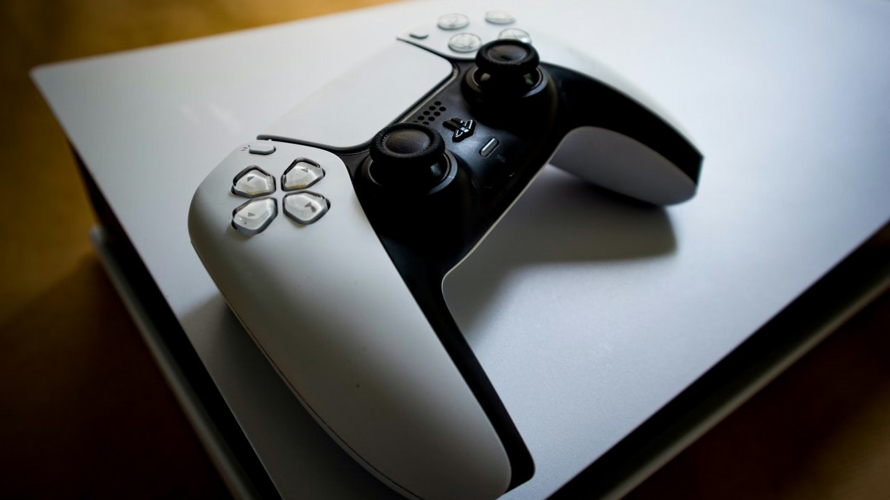 PS6 jest „tuż za rogiem”: leaker pokazuje ostateczny dowód na powstawanie handhelda Sony i jak zmienią się rozmiary gier dzięki PlayGo, źródło grafiki: User_Pascal; Unsplash.com; 2025.