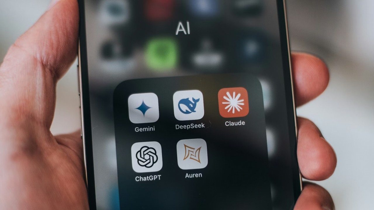 Sztuczna inteligencja zawiera sojusze i kłamie w obronie innych modeli. Specjaliści potwierdzają to zjawisko, źródło grafiki: Aerps.com; Unsplash.com; 2025.