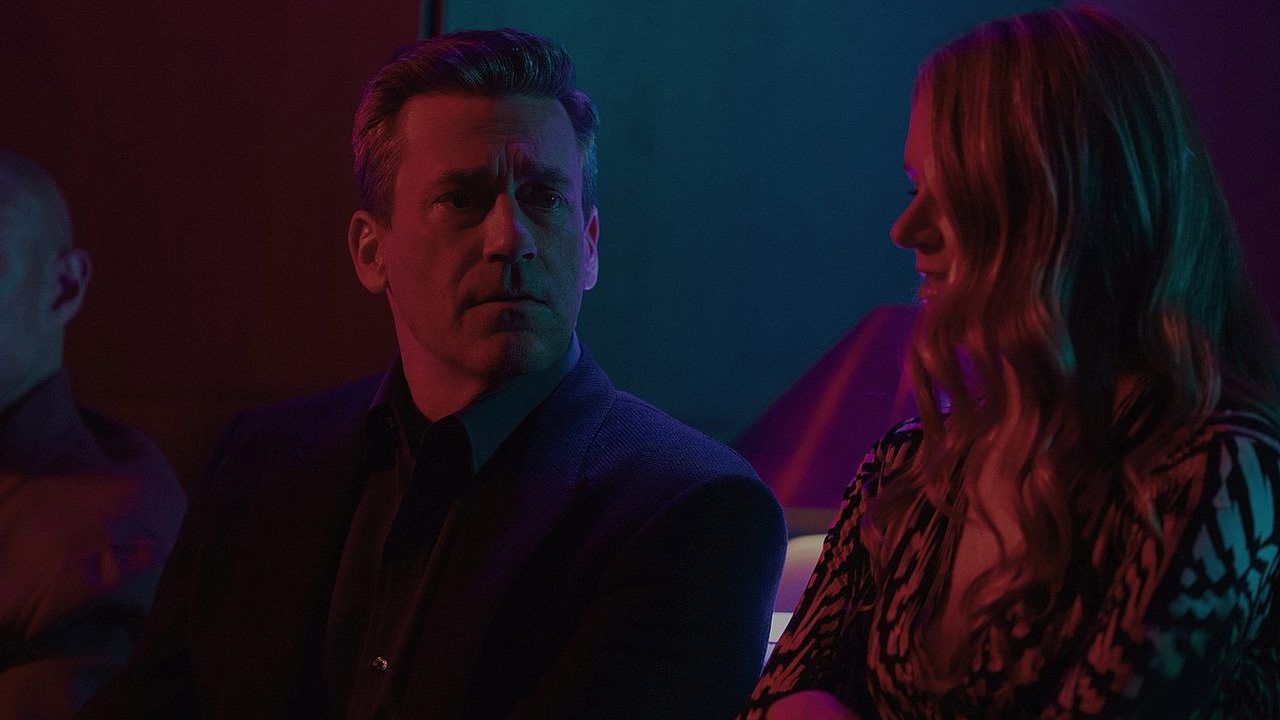 Wrócił po roku i znów jest numerem 1 na Apple TV. 2. sezon „uzależniającego” thrillera z niemal 90% na Rotten Tomatoes zbiera lepsze recenzje niż pierwszy, źródło grafiki: Znajomi i sąsiedzi, Jonathan Tropper, Apple, 2026.